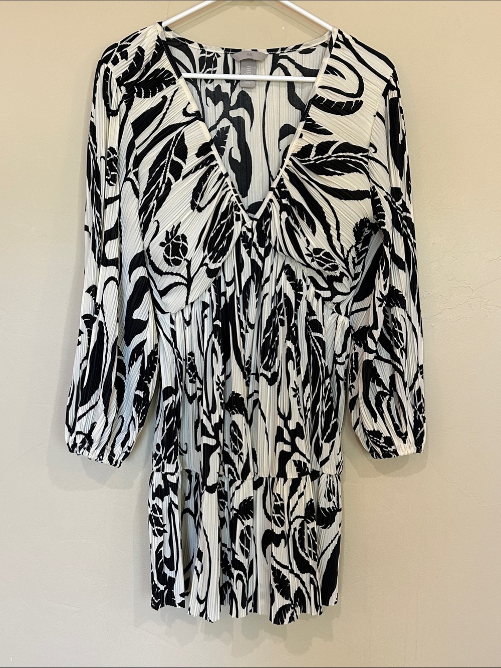 H&M Plisse black & cream print dress flowy feminine pleated Sz M